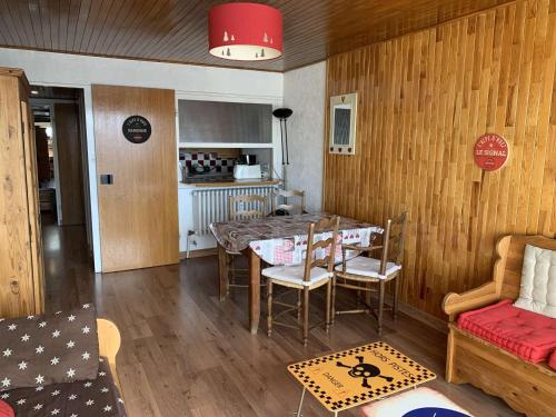 une cuisine et une salle à manger avec une table et des chaises dans l'établissement Appartement cosy 2 pièces, 6 pers, balcon sud, Alpe d'Huez, proche remontées mécaniques et commerces - FR-1-405-162, à Huez