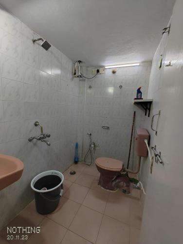 Baño pequeño con aseo y lavamanos en S A Villa en Hyderabad