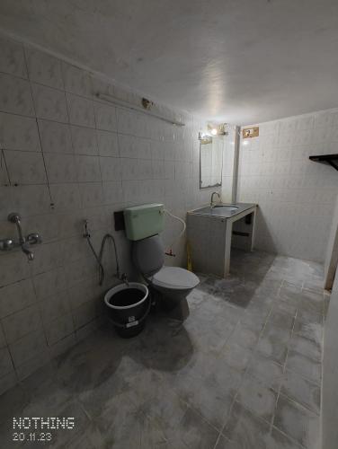 La salle de bains est pourvue de toilettes et d'un lavabo. dans l'établissement S A Villa, à Hyderabad