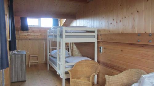 een kamer met 2 stapelbedden in een hut bij Boothuis Lauwersoog in Lauwersoog