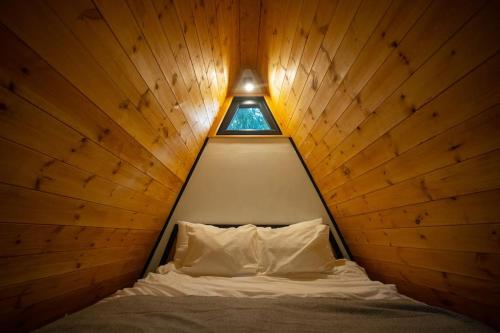 En eller flere senge i et værelse på Redwood Resort - dézsafürdős alpesi faház a Mátrában
