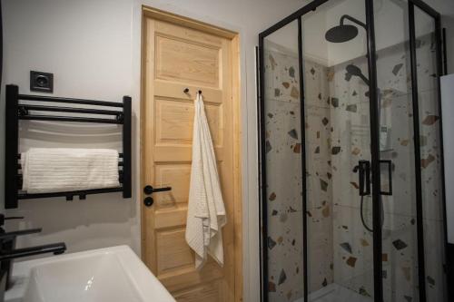 Et badeværelse på Redwood Resort - dézsafürdős alpesi faház a Mátrában