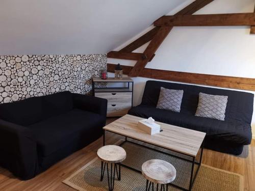 T4 La Bresse 6 a 8 couchages في لابريس: غرفة معيشة مع أريكة وطاولة