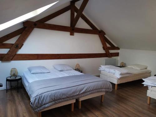 拉布雷斯的住宿－T4 La Bresse 6 a 8 couchages，阁楼上的卧室配有两张床