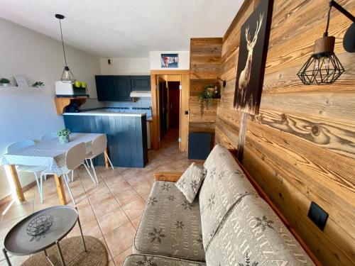 un salon avec un canapé et une table dans l'établissement Appartement cosy avec terrasse sud - Proche centre, à La Clusaz