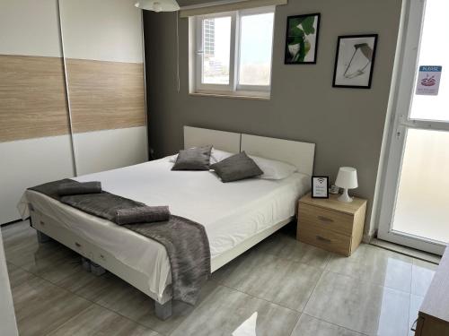 Ένα ή περισσότερα κρεβάτια σε δωμάτιο στο F5 Room 1, Private Double room with private bathroom and balcony in shared Flat