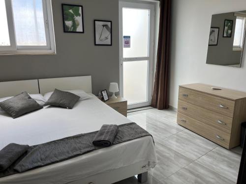 Ένα ή περισσότερα κρεβάτια σε δωμάτιο στο F5 Room 1, Private Double room with private bathroom and balcony in shared Flat