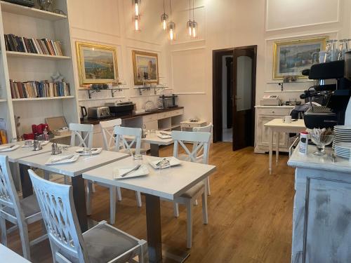 Villa Campana في سيوفوك: غرفة بها طاولات وكراسي في غرفة