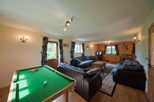 Ruang duduk di Poplar Tree Eco Lodge