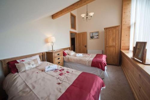 een hotelkamer met 2 bedden en een raam bij Poplar Tree Eco Lodge in Brecon