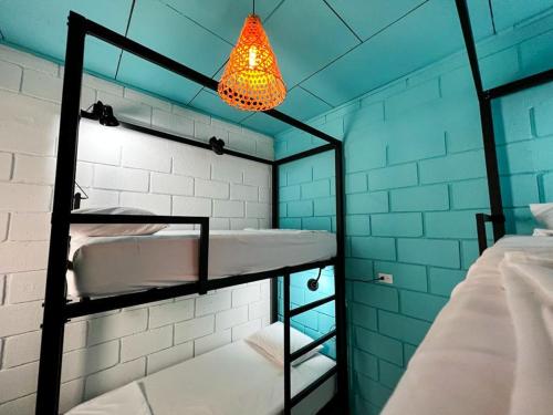 a room with two bunk beds and a light at Lolas Hostal, Habitacion Exclusiva para Mujeres, 2 camarotes, precio por cama in San José