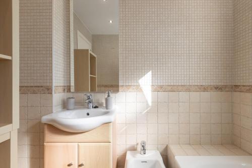 uma casa de banho com um lavatório e um WC em El Zoco de Iñaki - Adults Only em Sitio de Calahonda