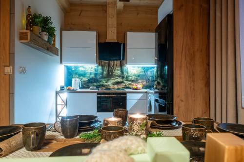 uma cozinha com uma mesa com velas em Legenda Lasu - drewniany domek w górach, przy stoku narciarskim Kotelnica, Białka Tatrzańska, w pobliżu Term Bania em Groń