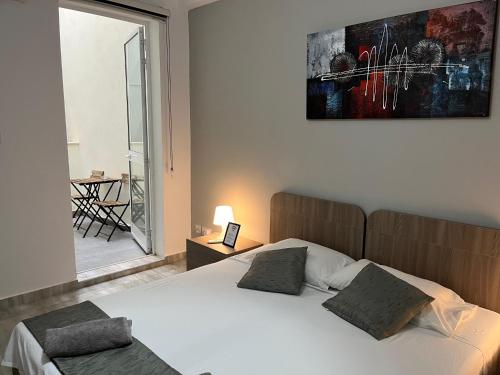 Postel nebo postele na pokoji v ubytování F7 Room 1, Private Double room with private bathroom in shared Flat
