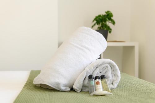 a white towel sitting on top of a bed at Asher Suite by Koya Homes - 2-Bedroom Home, Downtown Barry, Free Parking in Barry
