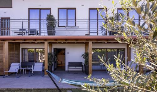 une maison avec un hamac sur une terrasse dans l'établissement La BriSa, à Capo dʼOrlando