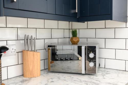 a toaster oven on a counter in a kitchen at Asher Suite by Koya Homes - 2-Bedroom Home, Downtown Barry, Free Parking in Barry
