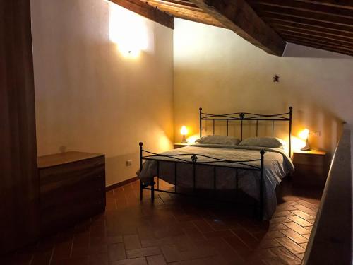 ein Schlafzimmer mit einem Bett mit zwei Lampen in der Unterkunft Il Borrino in Gavinana