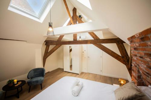 een slaapkamer met een bed en een raam bij Spectacular 70m2 Penthouse with Terrace in Eindhoven