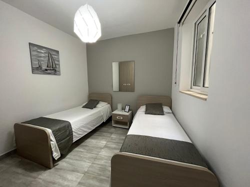 Postel nebo postele na pokoji v ubytování F7 Room 2, Private Bedroom two single beds shared bathroom in shared Flat