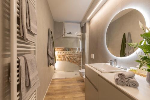 ヴェローナにあるOrti Manara Design Apartmentsの洗面台と鏡のあるバスルーム