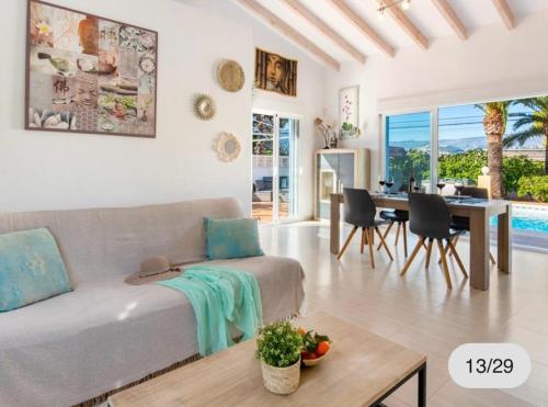 een woonkamer met een bank en een tafel bij Villa Lumen in Calpe