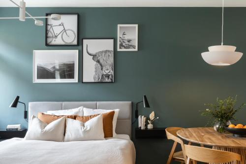 Ένα ή περισσότερα κρεβάτια σε δωμάτιο στο TurnKey I Republic Square Apartments