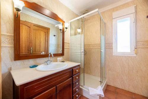 a bathroom with a sink and a shower at Can Pedra junto a Playa den Bossa in Sant Jordi