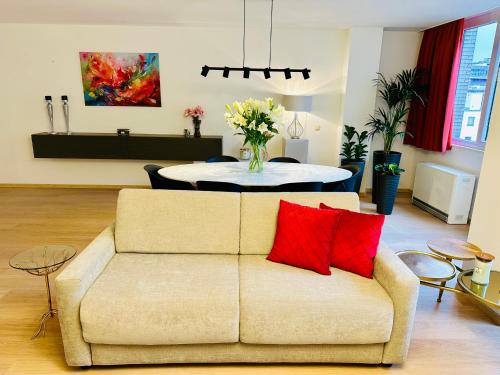 Urbanstay Suites Grand Place Luxury Apartment tesisinde bir oturma alanı