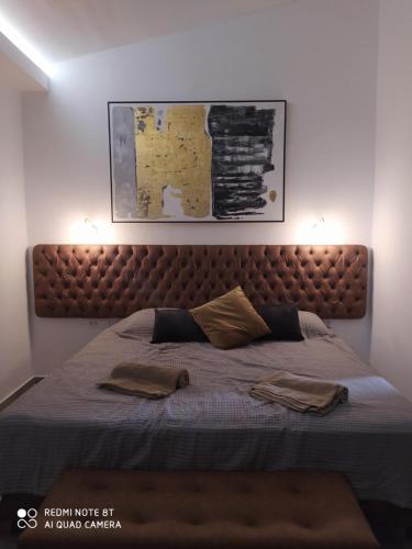 sypialnia z dużym łóżkiem z dwoma ręcznikami w obiekcie STUNNING MOUNTAIN AND SEA VIEW VILLA ELENI IN VAMOS w mieście Vamos