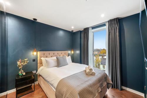 a bedroom with a large bed and a large window at 1 Bed Executive Apartment near Kings Cross & Camden FREE WIFI by City Stay Aparts London in London