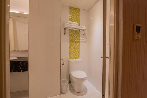 bagno bianco con servizi igienici e doccia di Kenting Southern Dream Resort a Kenting