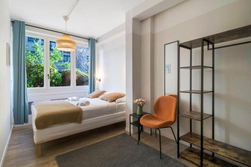 Brand new flat for 8 people, 3 bedrooms في باريس: غرفة نوم بسرير وكرسي ونافذة