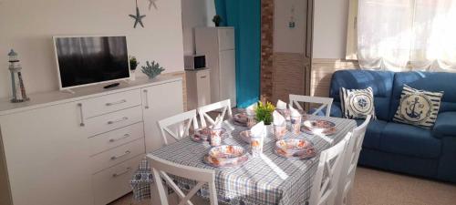 un tavolo con piatti sopra un divano blu di Villa Rifla Attico a Lizzano