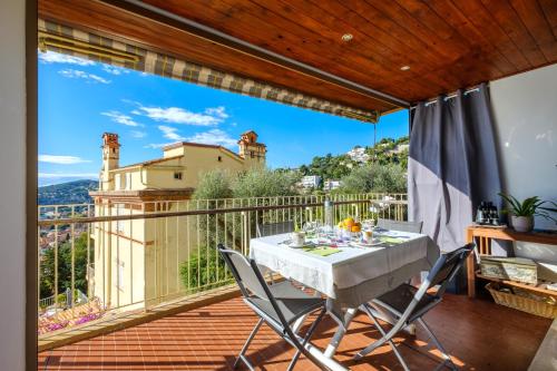 un patio avec une table et des chaises sur un balcon dans l'établissement Résidence le Clos Charmerade, à Villefranche-sur-Mer