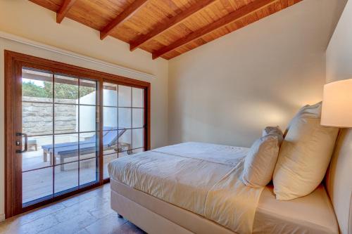 1 dormitorio con 1 cama y balcón en Casa Waldeck en Jardines del Duque, en Adeje