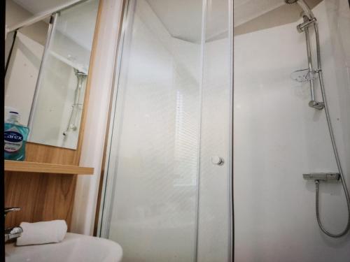 um chuveiro com uma porta de vidro na casa de banho em 32 Bayview Oceans Edge em Morecambe