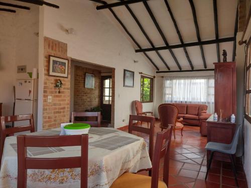 cocina y sala de estar con mesa y sillas en El Rincon de Quevedo, en Sáchica