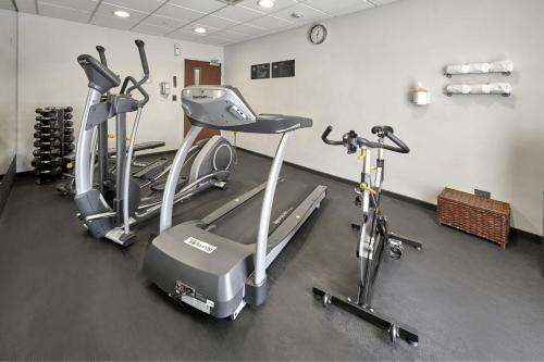 a gym with several cardio machines in a room at City Express by Marriott Queretaro Jurica in Querétaro