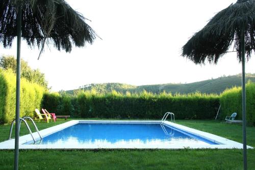 สระว่ายน้ำที่อยู่ใกล้ ๆ หรือใน Alojamiento en entorno rural Los Trobos