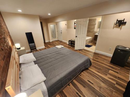 1 dormitorio con 1 cama y sala de estar en Stylish 3 bed, minutes to NYC!, en Jersey City