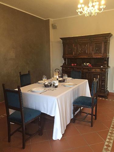una mesa con mantel blanco y 2 sillas en Agriturismo, en Tigliole