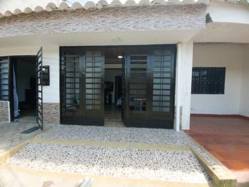 an entrance to a building with a door at Apto-baño privado y área de trabajo para ti solo in Acacías