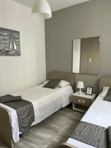 Postel nebo postele na pokoji v ubytování F10 Room 2, Private Room two single beds shared bathroom in shared Flat