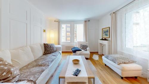 un soggiorno con divano e tavolino da caffè di Apartment Chavallera 5 a Sankt Moritz