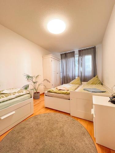 um quarto com 2 camas e um tapete em 2 Zimmer City Apartment mit Terrasse und Tiefgaragenstellplatz in Zentrum von Leipzig em Leipzig
