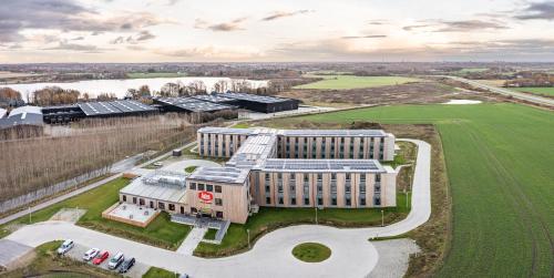 eine Luftansicht eines Gebäudes mit Sonnenkollektoren in der Unterkunft Aiden by Best Western Herning in Herning