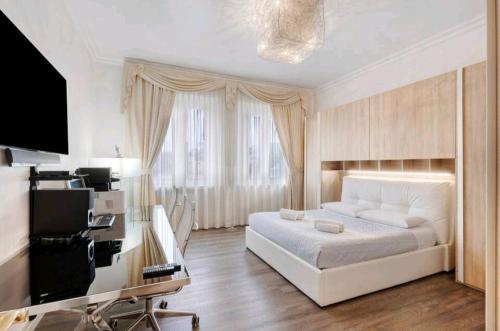 una camera con letto, scrivania e TV di Residenza Tosca a Mantova