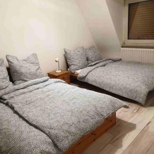 two twin beds in a room with at Schöne geräumige 3 Zimmer Wohnung in Heidelberg in Leimen