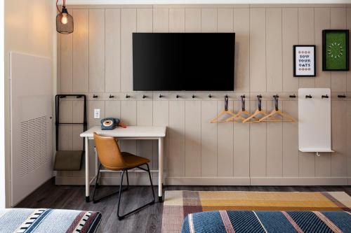 Moxy Omaha Downtownにあるテレビまたはエンターテインメントセンター